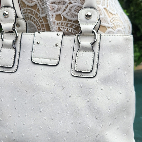 Guess white bag in preloved condition! - Picture 2 of 15